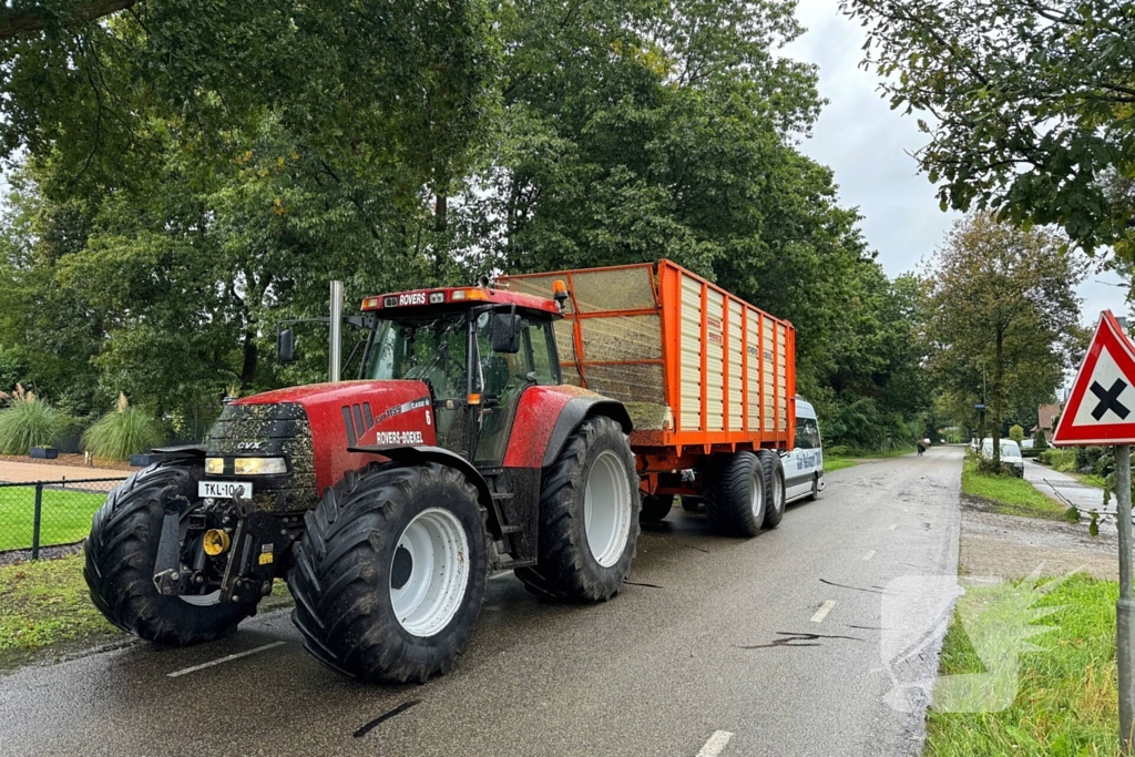 Achteruitrijdende tractor bestuurder ziet taxibus over het hoofd