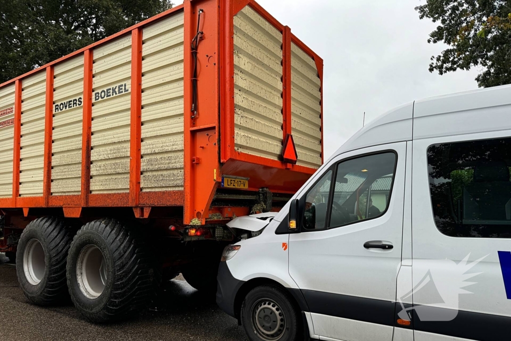 Achteruitrijdende tractor bestuurder ziet taxibus over het hoofd