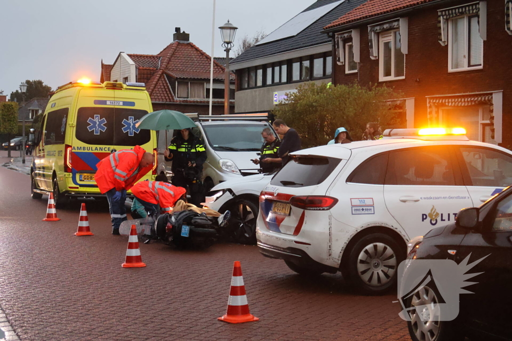 Automobilist ziet scooterrijdster over het hoofd