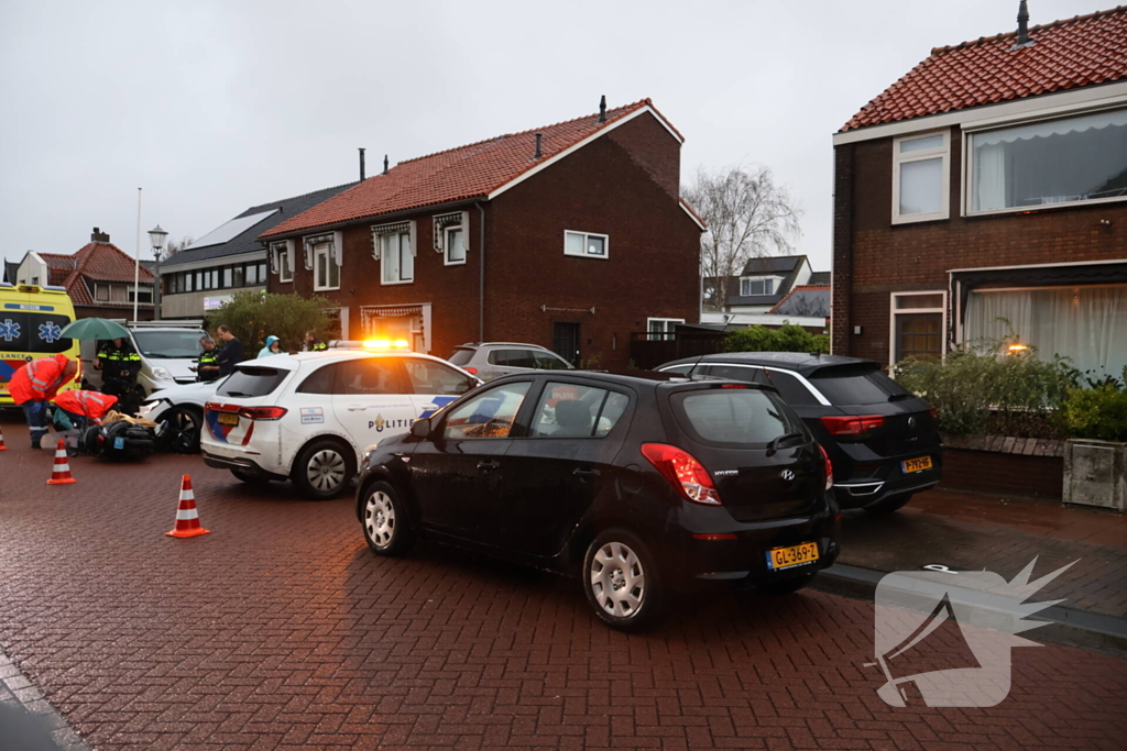 Automobilist ziet scooterrijdster over het hoofd