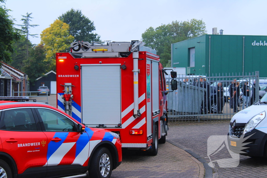 Brandweer onderzoekt mogelijk gaslek in garagebedrijf