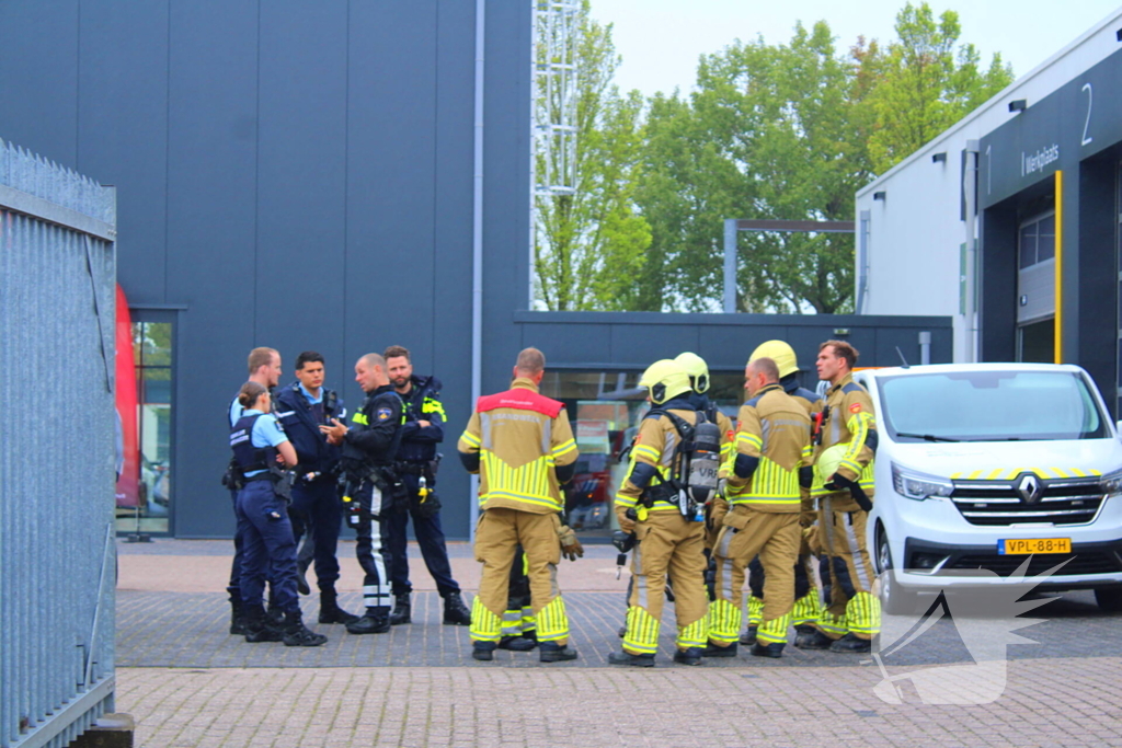 Brandweer onderzoekt mogelijk gaslek in garagebedrijf