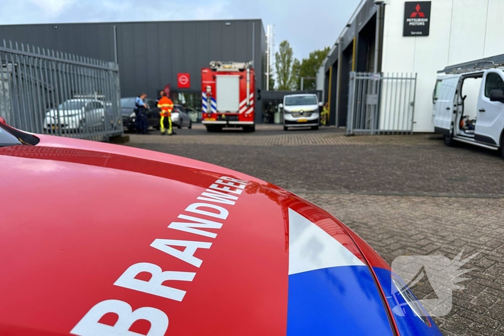 Brandweer onderzoekt mogelijk gaslek in garagebedrijf