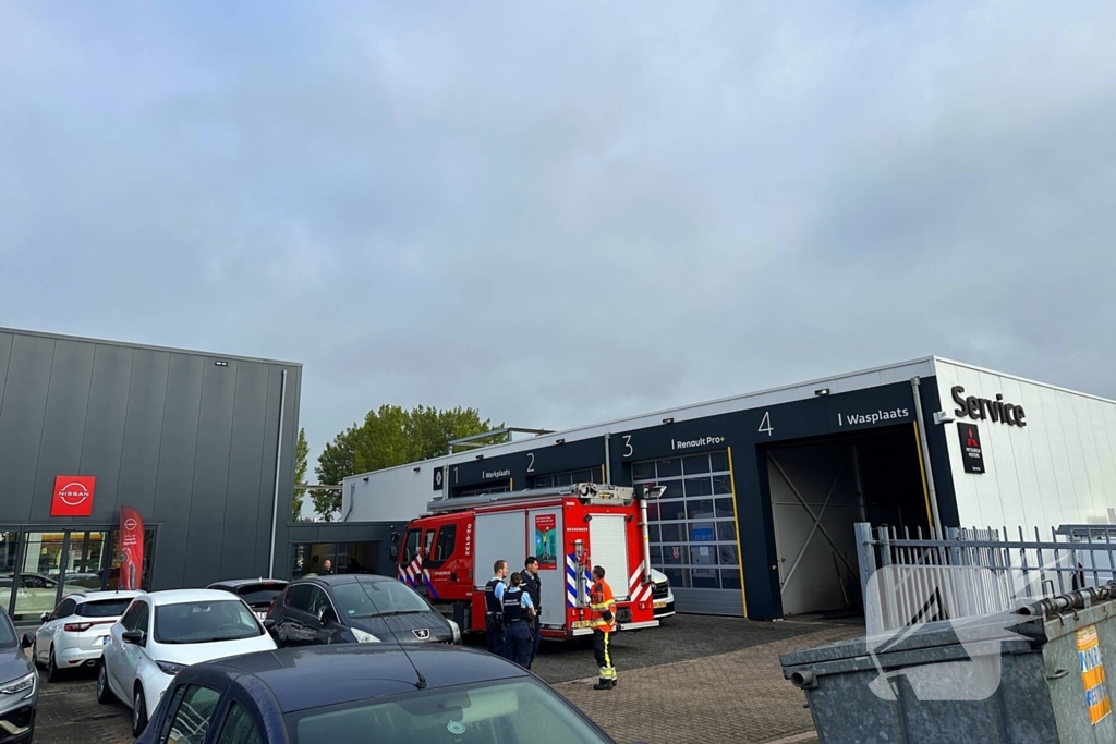 Brandweer onderzoekt mogelijk gaslek in garagebedrijf