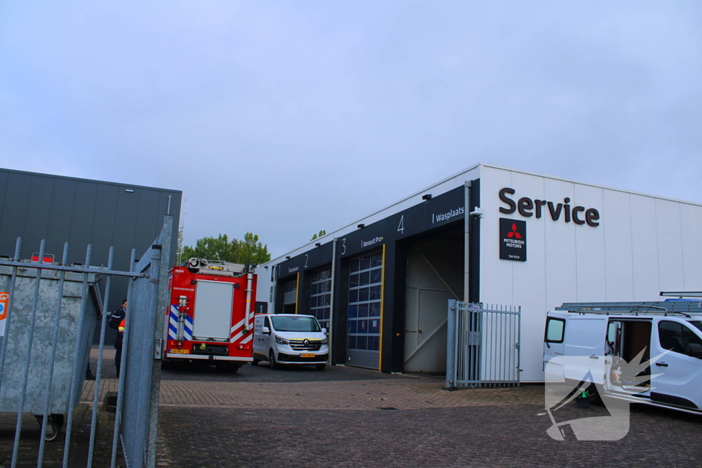 Brandweer onderzoekt mogelijk gaslek in garagebedrijf