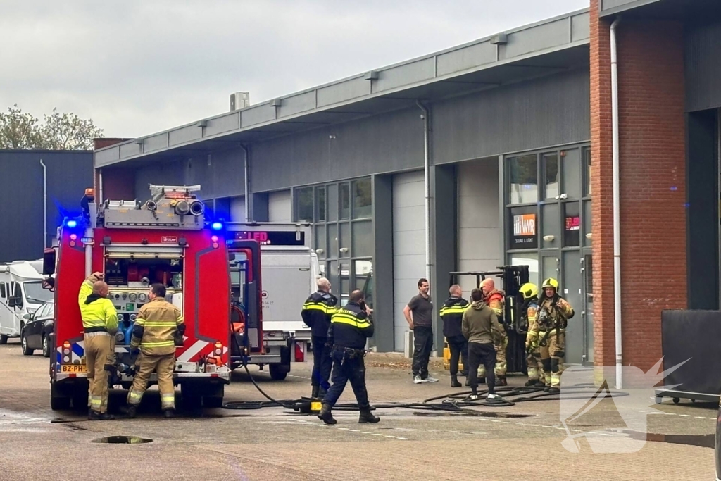 Brandweer blust brand in heftruck