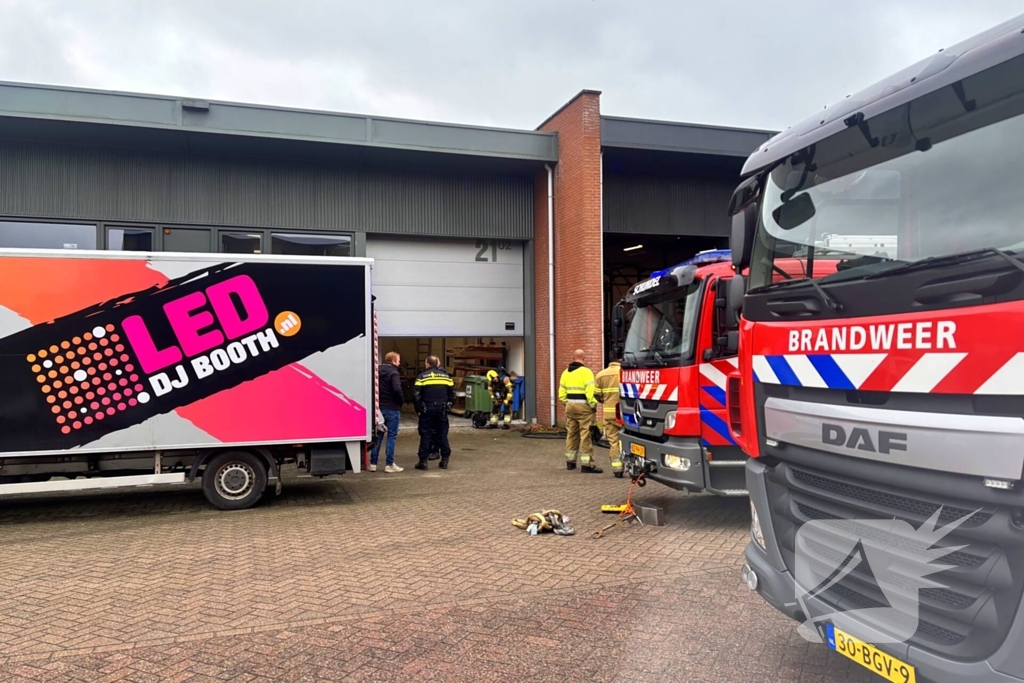 Brandweer blust brand in heftruck