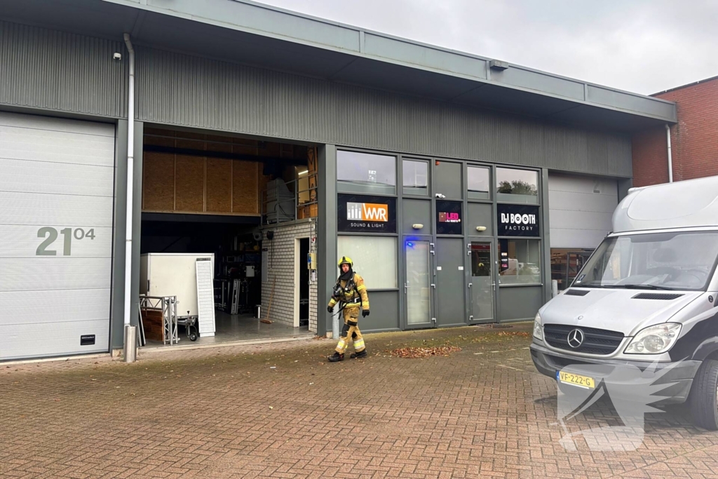 Brandweer blust brand in heftruck