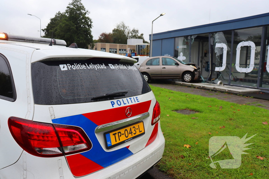 Automobiliste belandt met voertuig tegen gemaal