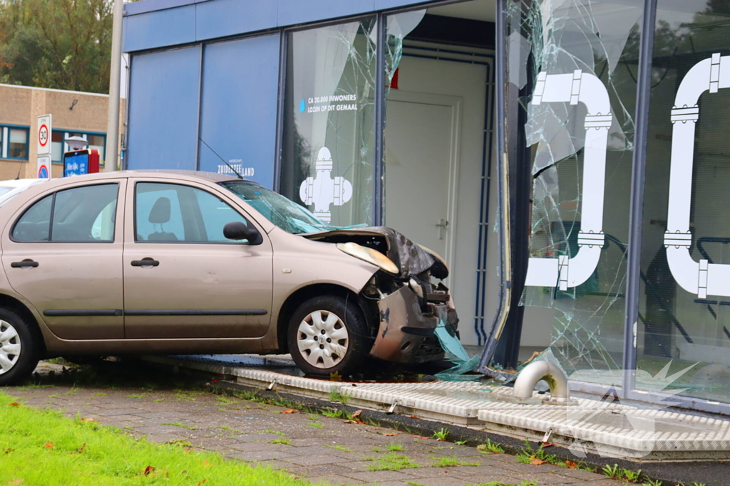 Automobiliste belandt met voertuig tegen gemaal