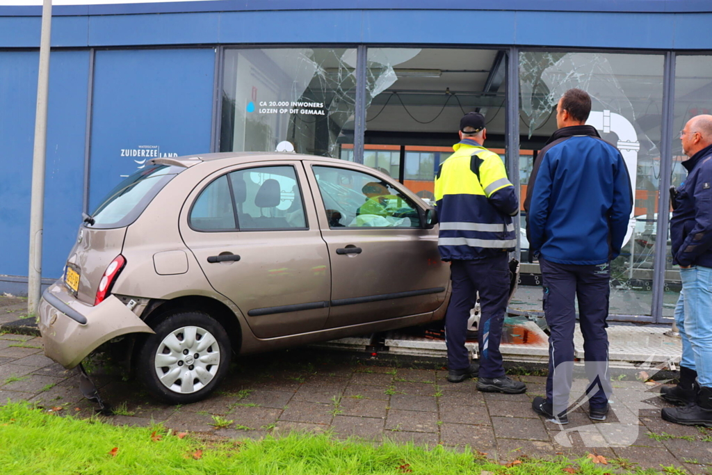 Automobiliste belandt met voertuig tegen gemaal