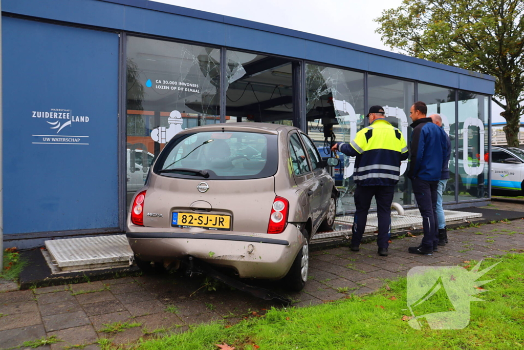 Automobiliste belandt met voertuig tegen gemaal