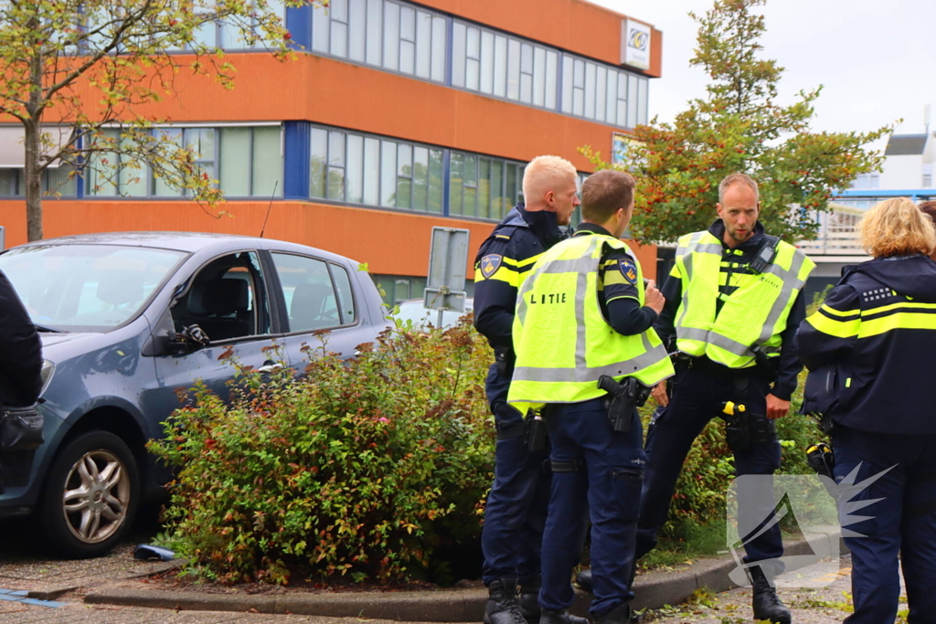 Automobiliste belandt met voertuig tegen gemaal