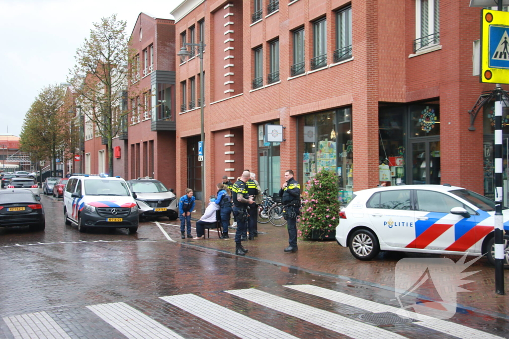 Automobilist botst tegen ondergrondse container