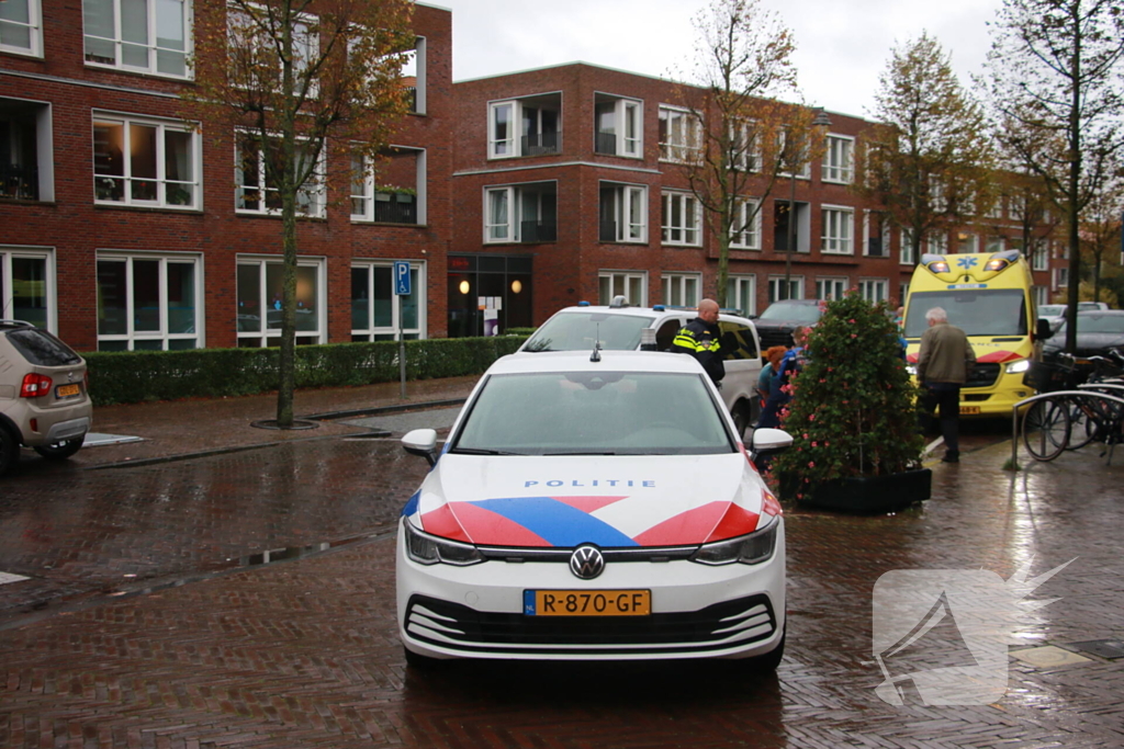 Automobilist botst tegen ondergrondse container