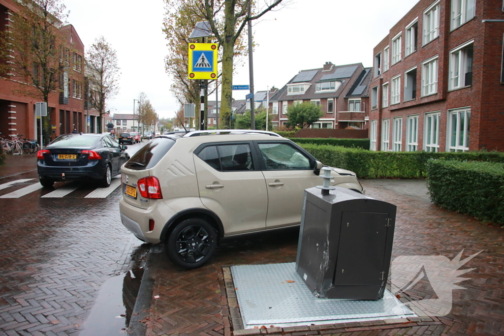 Automobilist botst tegen ondergrondse container