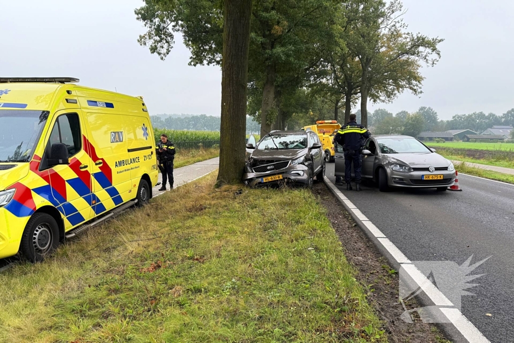 Personenwagens zwaar beschadigd bij botsing