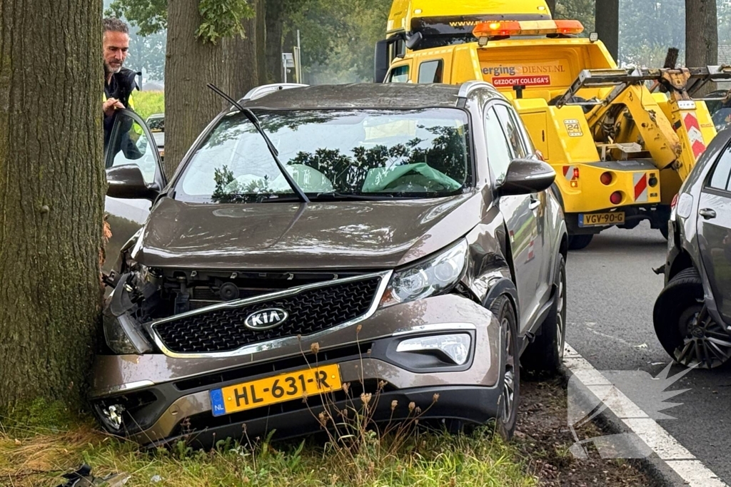 Personenwagens zwaar beschadigd bij botsing