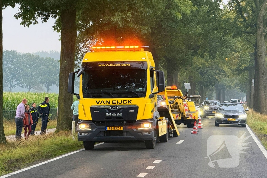 Personenwagens zwaar beschadigd bij botsing