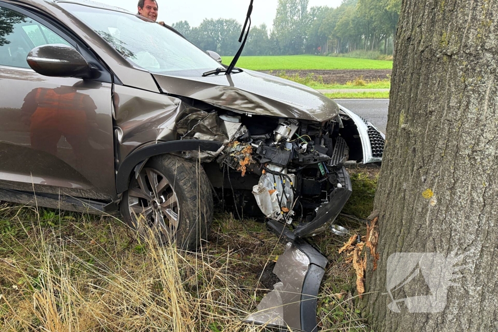 Personenwagens zwaar beschadigd bij botsing