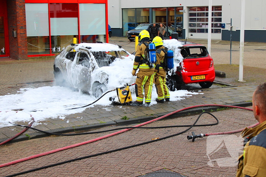 Auto brandt uit, naastgelegen voertuig zwaar beschadigd