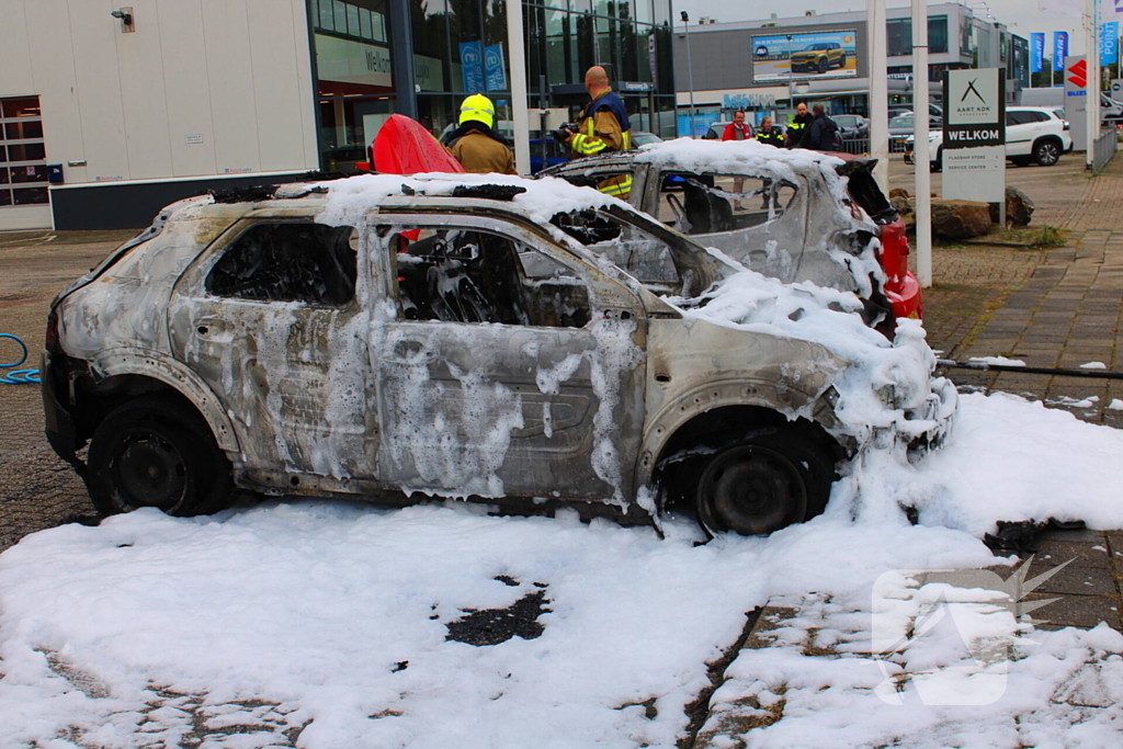 Auto brandt uit, naastgelegen voertuig zwaar beschadigd