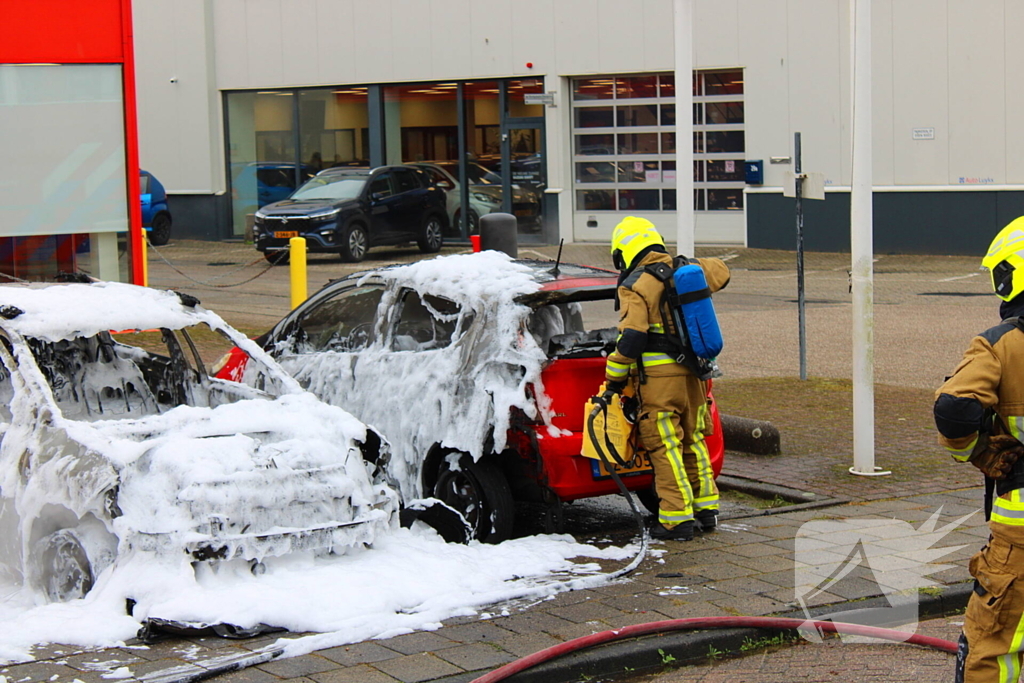 Auto brandt uit, naastgelegen voertuig zwaar beschadigd