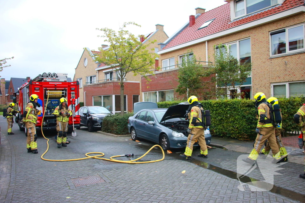 Buren grijpen snel in bij autobrand