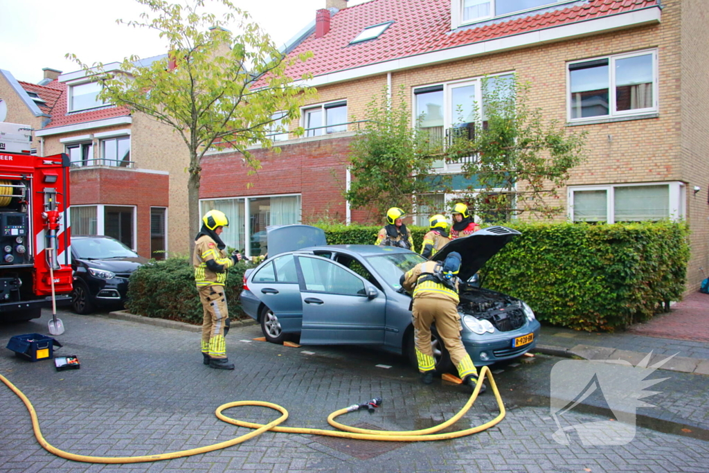 Buren grijpen snel in bij autobrand