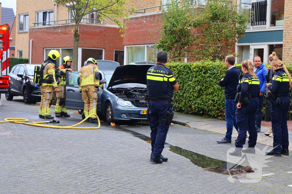 Buren grijpen snel in bij autobrand