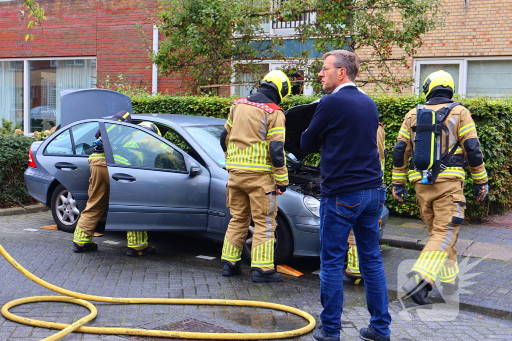 Buren grijpen snel in bij autobrand