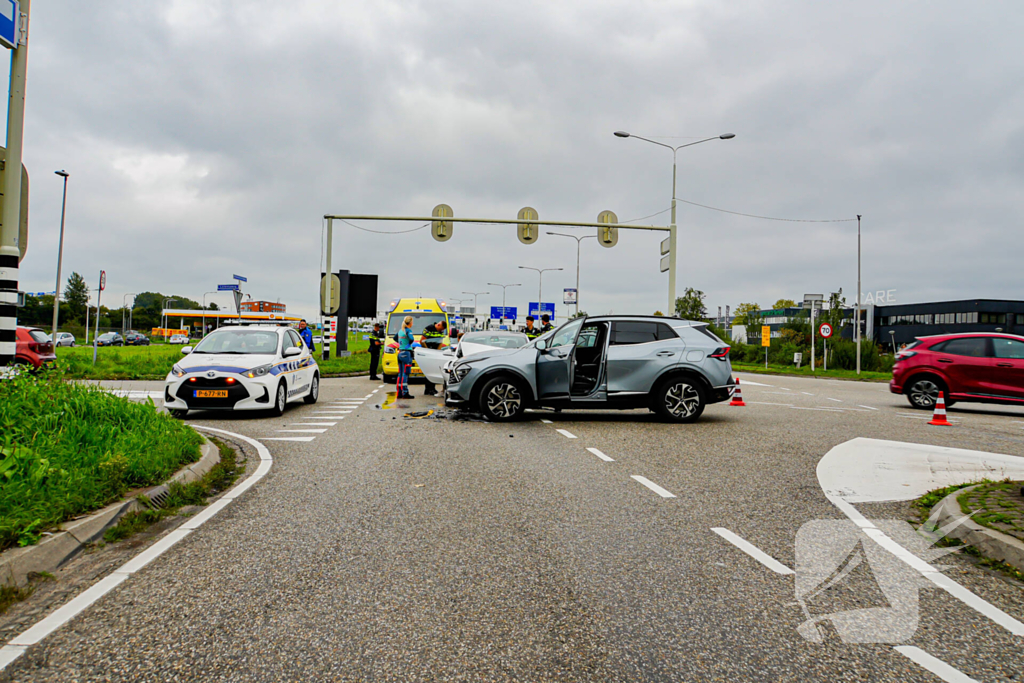 Flinke schade bij botsing tussen twee personenwagens