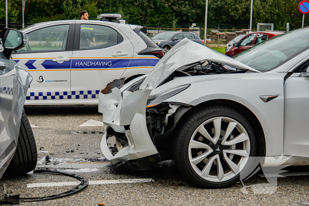 Flinke schade bij botsing tussen twee personenwagens