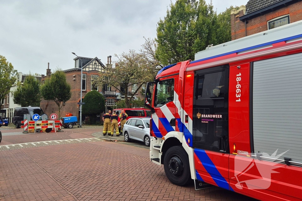 Brandweer ventileert riool na vreemde lucht