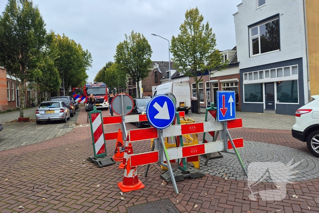 Brandweer ventileert riool na vreemde lucht