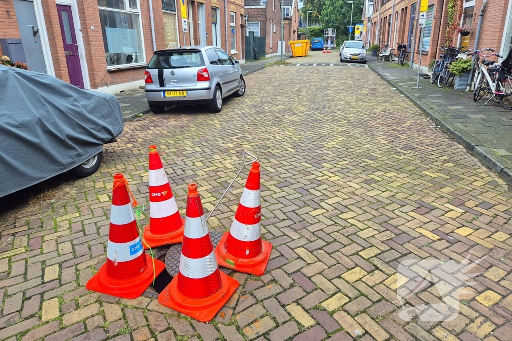 Brandweer ventileert riool na vreemde lucht