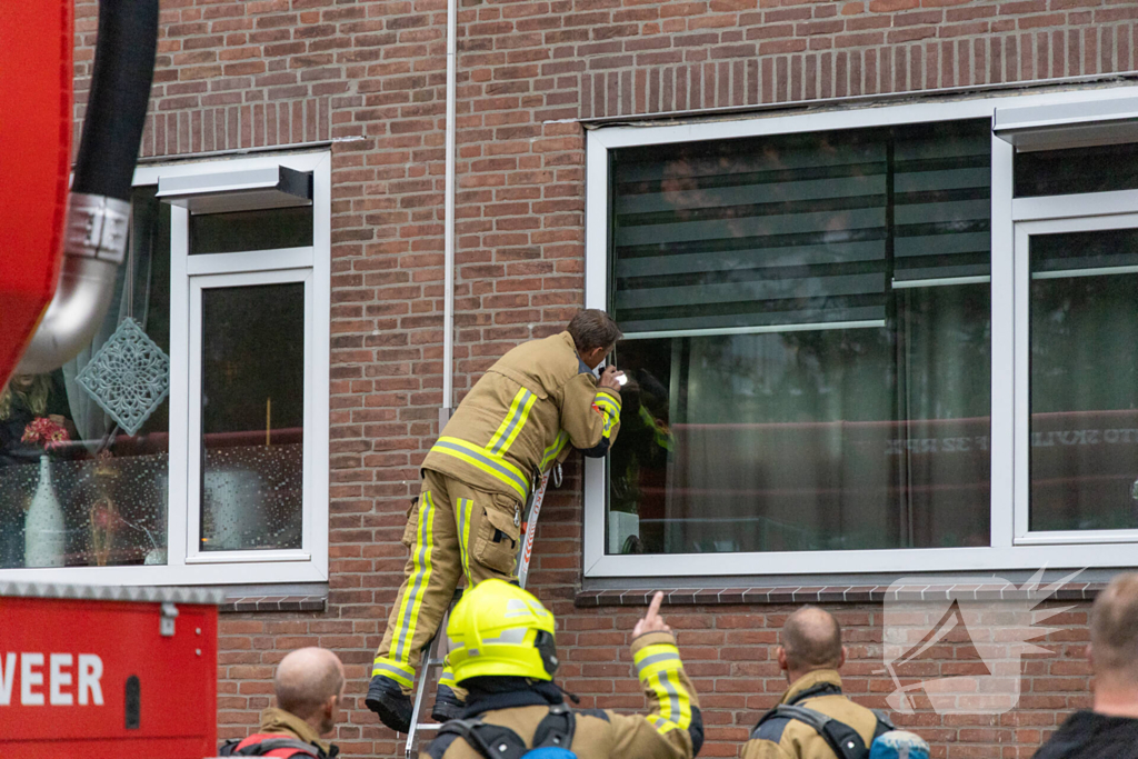 Brandweer blust brand in appartement