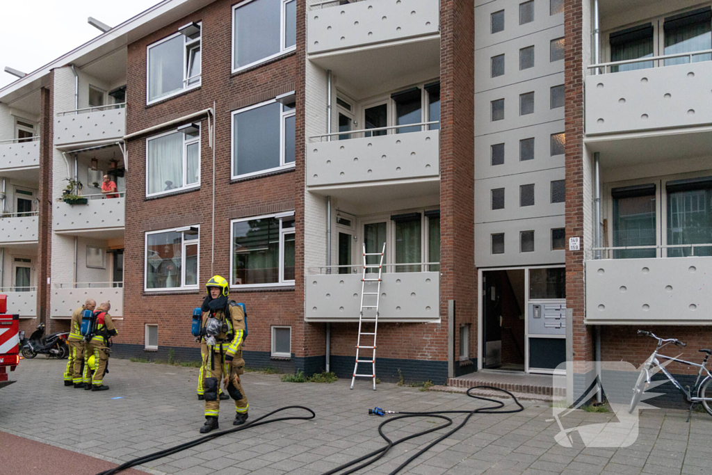 Brandweer blust brand in appartement