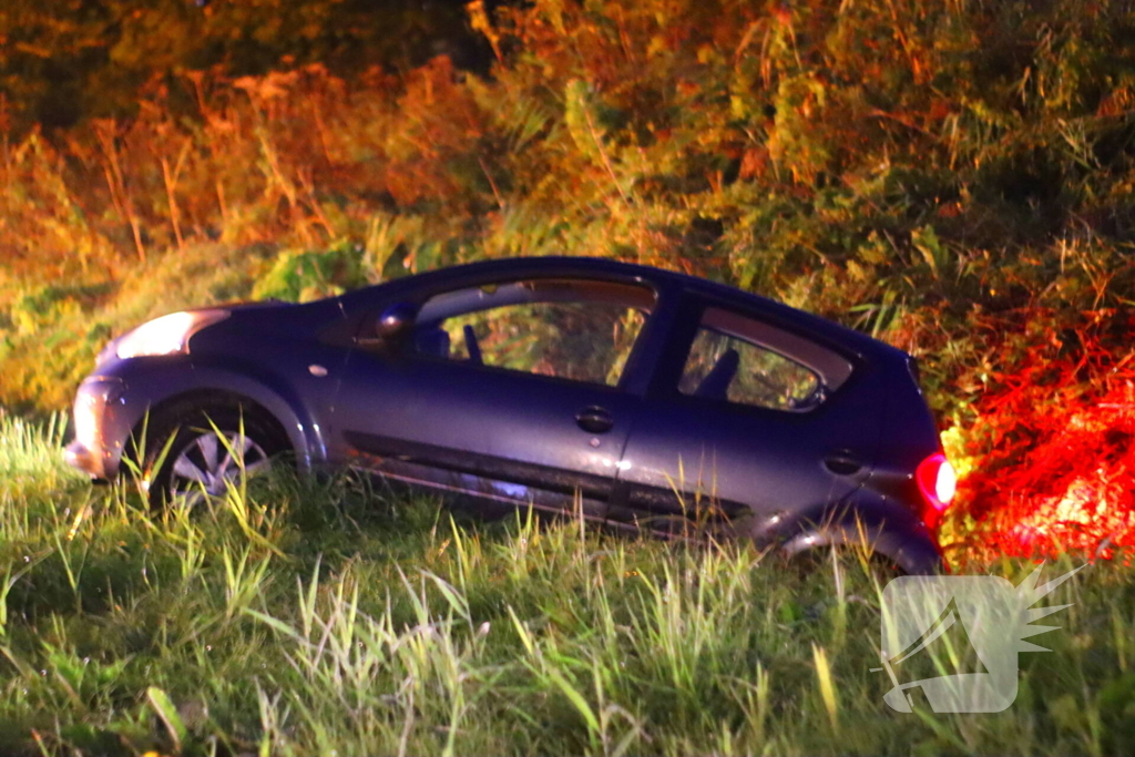 Bestuurder met onbegrepen gedrag rijdt sloot in