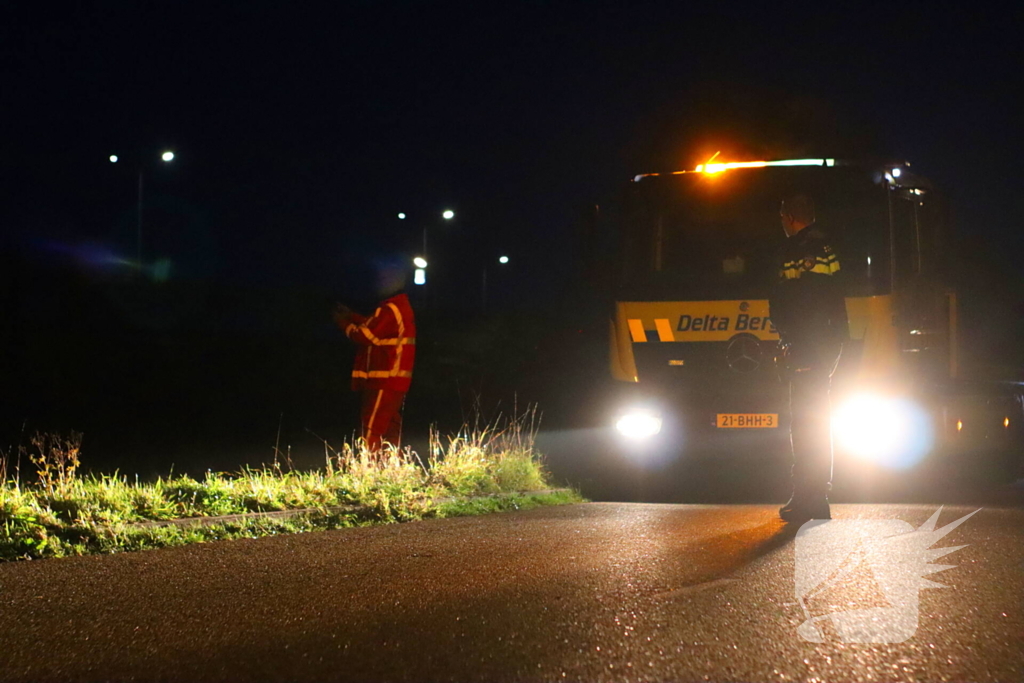 Bestuurder met onbegrepen gedrag rijdt sloot in