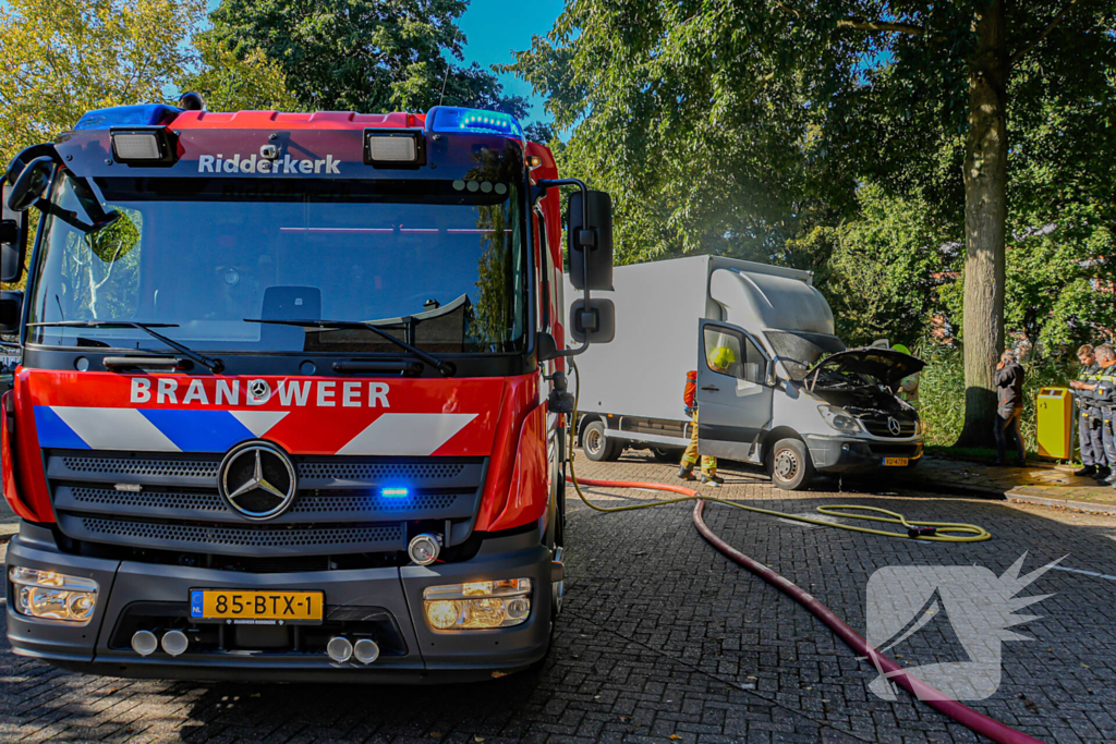 Brand in motorcompartiment van bakwagen