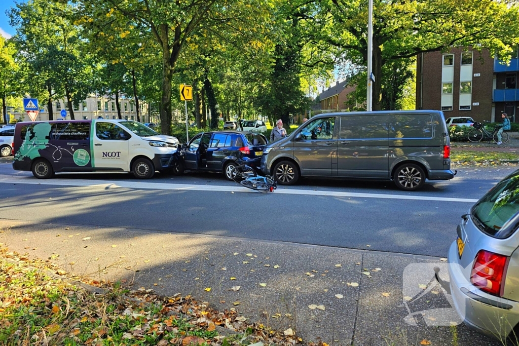 Drie voertuigen en fietser met elkaar in botsing