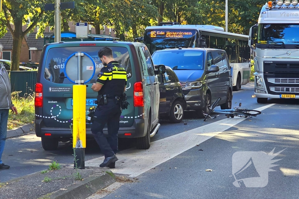 Drie voertuigen en fietser met elkaar in botsing