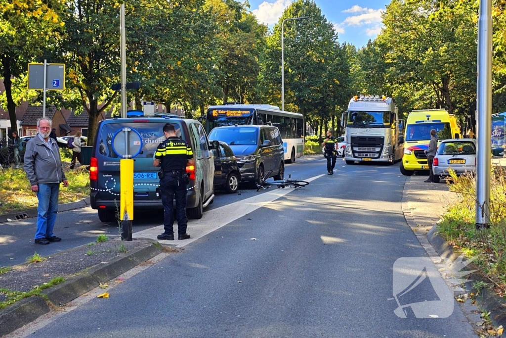 Drie voertuigen en fietser met elkaar in botsing