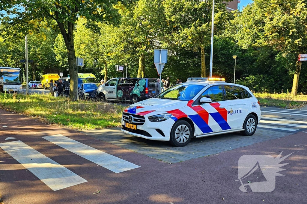 Drie voertuigen en fietser met elkaar in botsing