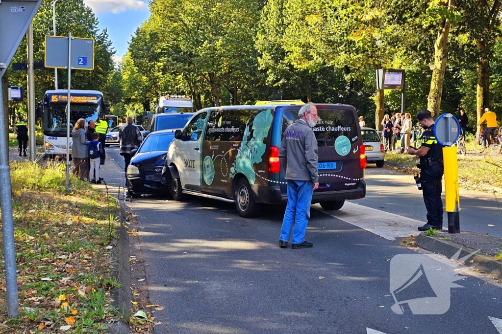 Drie voertuigen en fietser met elkaar in botsing