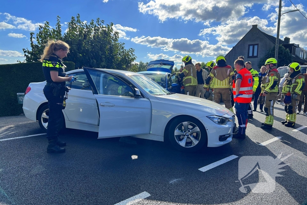 Schade na botsing tussen twee voertuigen