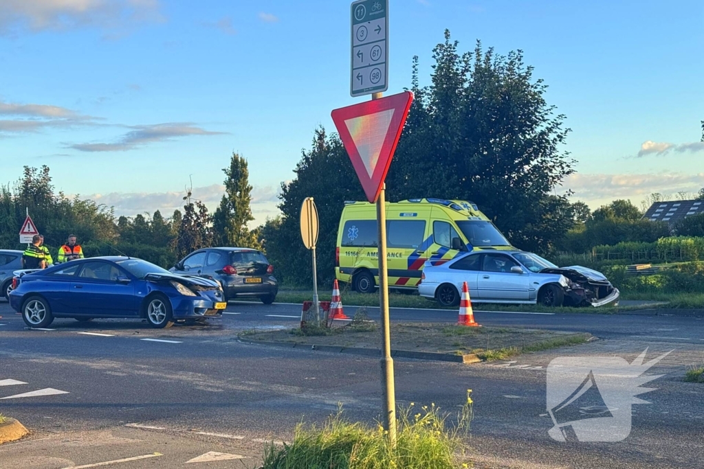 Twee voertuigen fiks beschadigd bij aanrijding