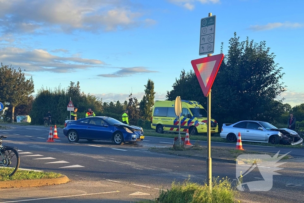 Twee voertuigen fiks beschadigd bij aanrijding