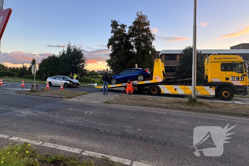 Twee voertuigen fiks beschadigd bij aanrijding